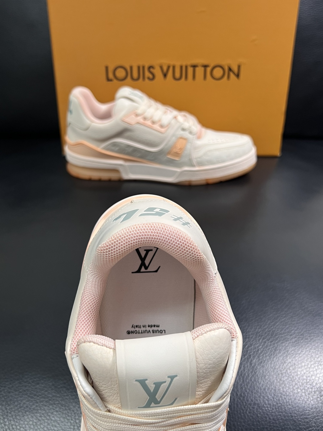Lv  高品质  顶级工艺品  路易威登，运动板鞋专柜同步原厂配置，鞋面意大利进口牛皮改色面料，进口网布
