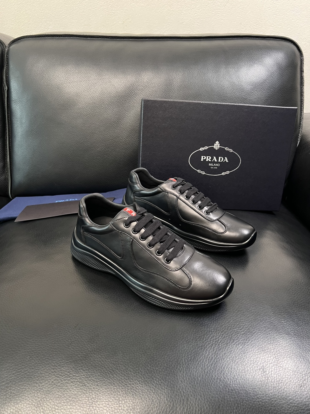 Prada  高品质  顶级工艺品，普拉达 专柜同步，原厂配置意大利进口牛皮面料，进口牛皮内里垫，透气舒