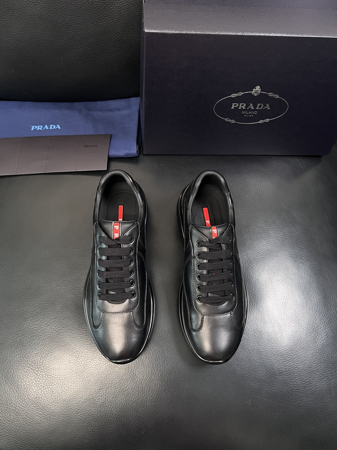 Prada  高品质  顶级工艺品，普拉达 专柜同步，原厂配置意大利进口牛皮面料，进口牛皮内里垫，透气舒