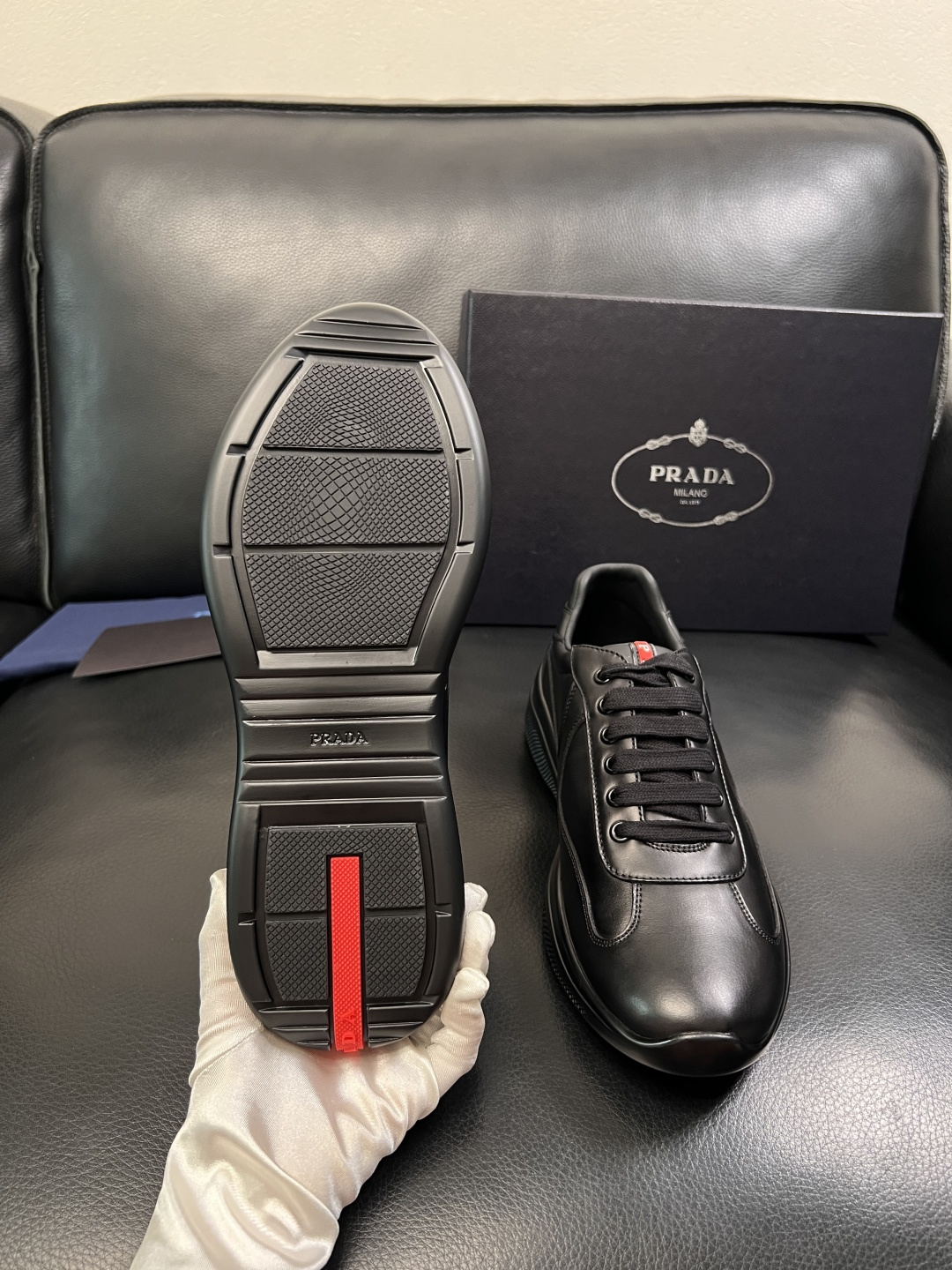 Prada  高品质  顶级工艺品，普拉达 专柜同步，原厂配置意大利进口牛皮面料，进口牛皮内里垫，透气舒