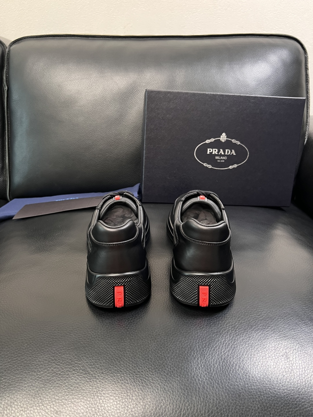 Prada  高品质  顶级工艺品，普拉达 专柜同步，原厂配置意大利进口牛皮面料，进口牛皮内里垫，透气舒