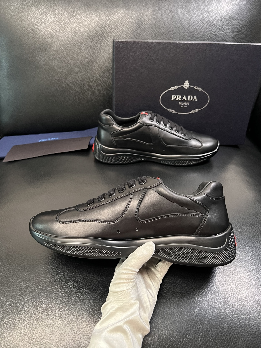 Prada  高品质  顶级工艺品，普拉达 专柜同步，原厂配置意大利进口牛皮面料，进口牛皮内里垫，透气舒