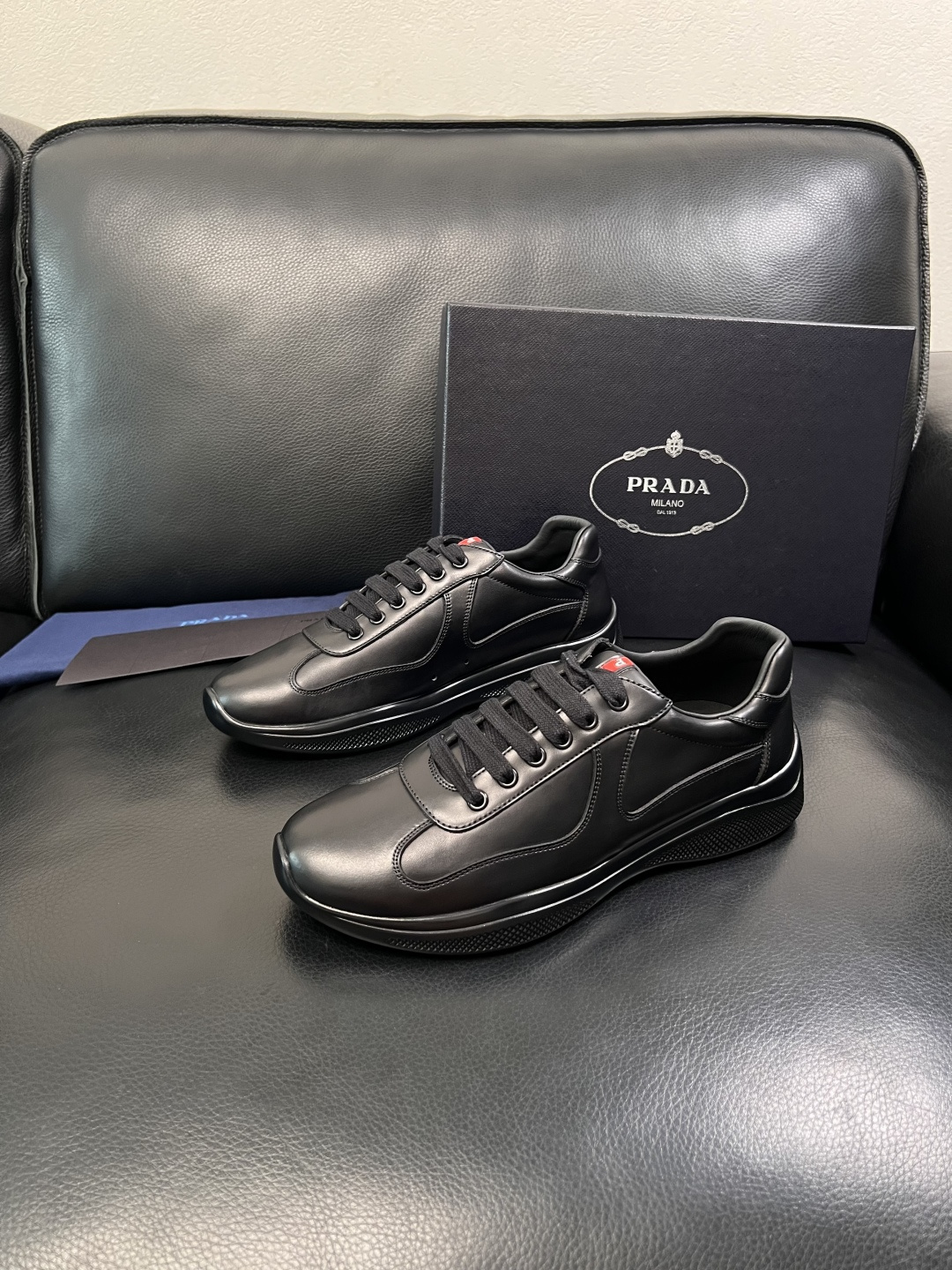 Prada  高品质  顶级工艺品，普拉达 专柜同步，原厂配置意大利进口牛皮面料，进口牛皮内里垫，透气舒