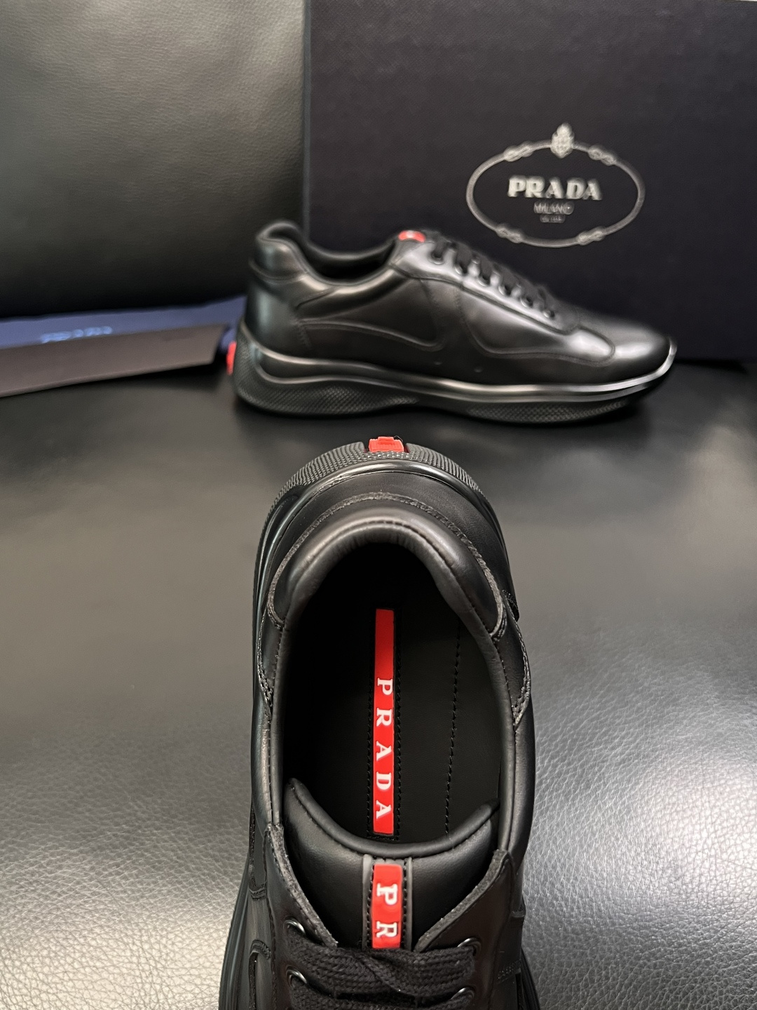 Prada  高品质  顶级工艺品，普拉达 专柜同步，原厂配置意大利进口牛皮面料，进口牛皮内里垫，透气舒