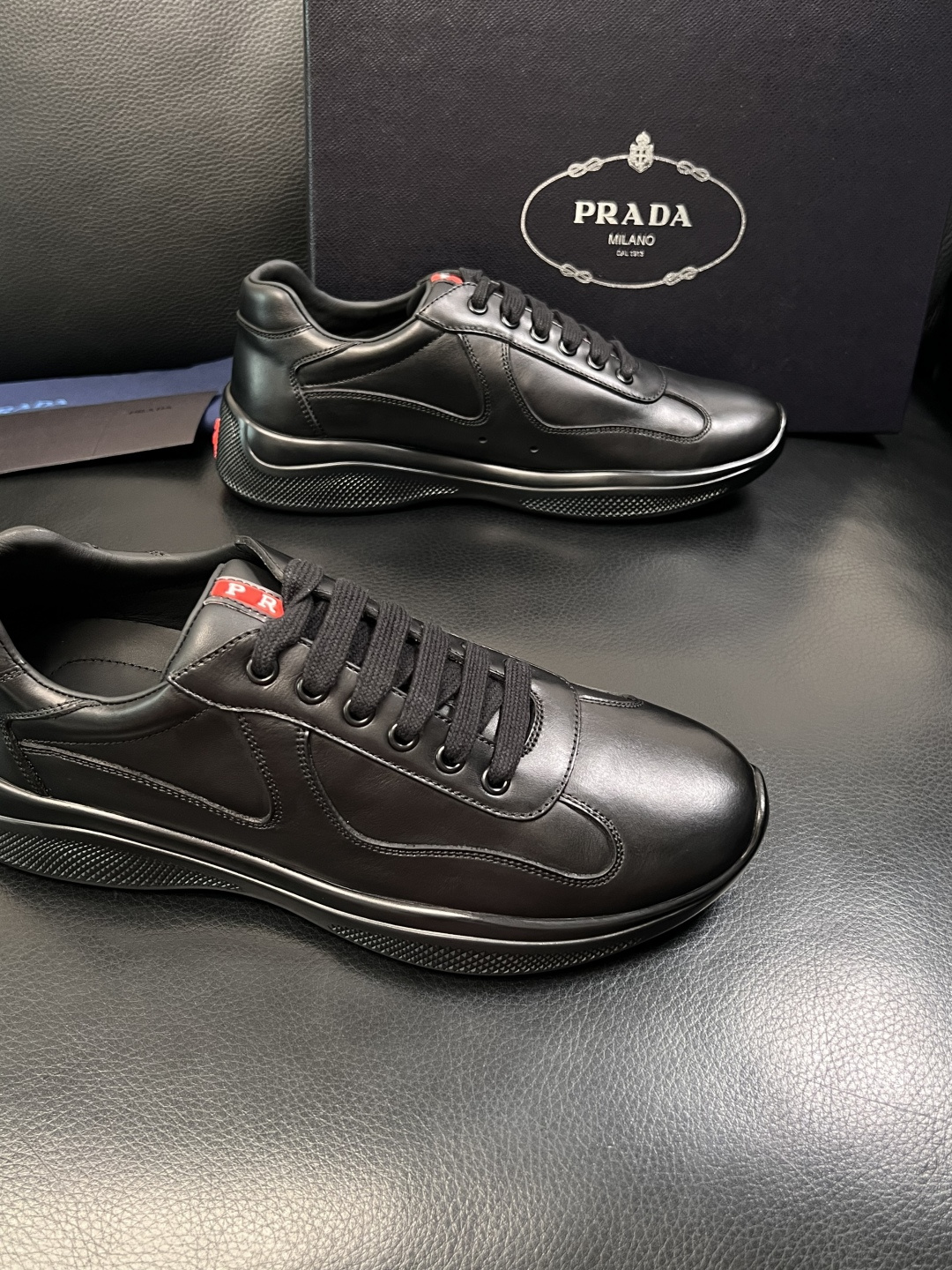 Prada  高品质  顶级工艺品，普拉达 专柜同步，原厂配置意大利进口牛皮面料，进口牛皮内里垫，透气舒