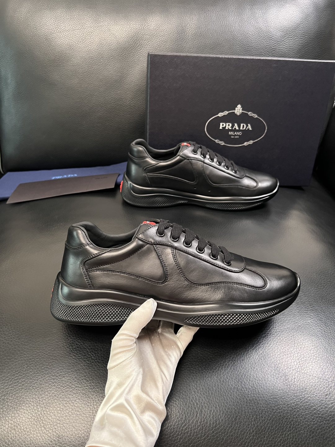 Prada  高品质  顶级工艺品，普拉达 专柜同步，原厂配置意大利进口牛皮面料，进口牛皮内里垫，透气舒