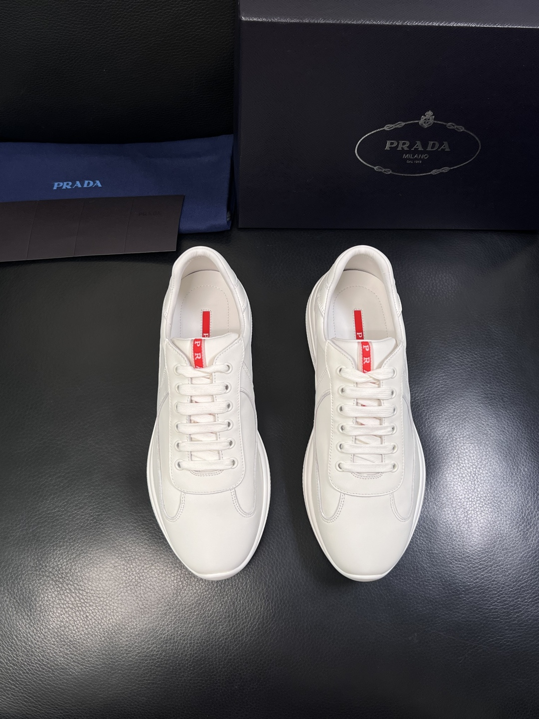 Prada  高品质  顶级工艺品，普拉达 专柜同步，原厂配置意大利进口牛皮面料，进口牛皮内里垫，透气舒