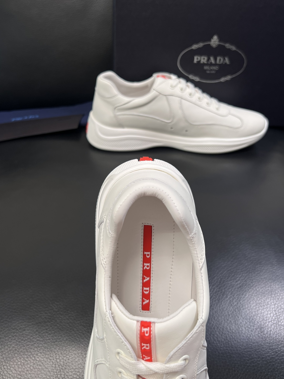Prada  高品质  顶级工艺品，普拉达 专柜同步，原厂配置意大利进口牛皮面料，进口牛皮内里垫，透气舒