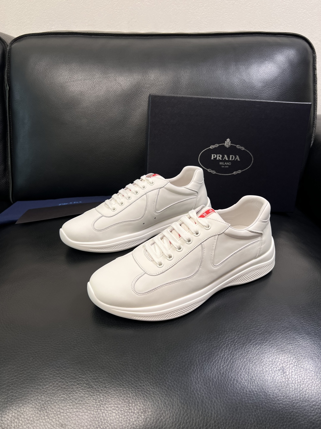 Prada  高品质  顶级工艺品，普拉达 专柜同步，原厂配置意大利进口牛皮面料，进口牛皮内里垫，透气舒