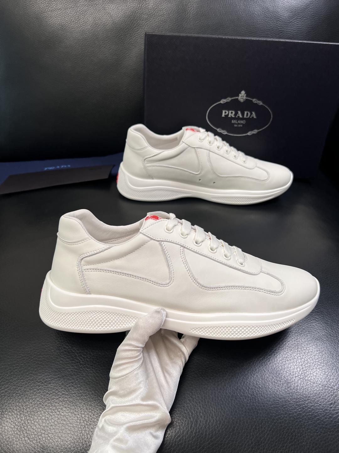 Prada  高品质  顶级工艺品，普拉达 专柜同步，原厂配置意大利进口牛皮面料，进口牛皮内里垫，透气舒