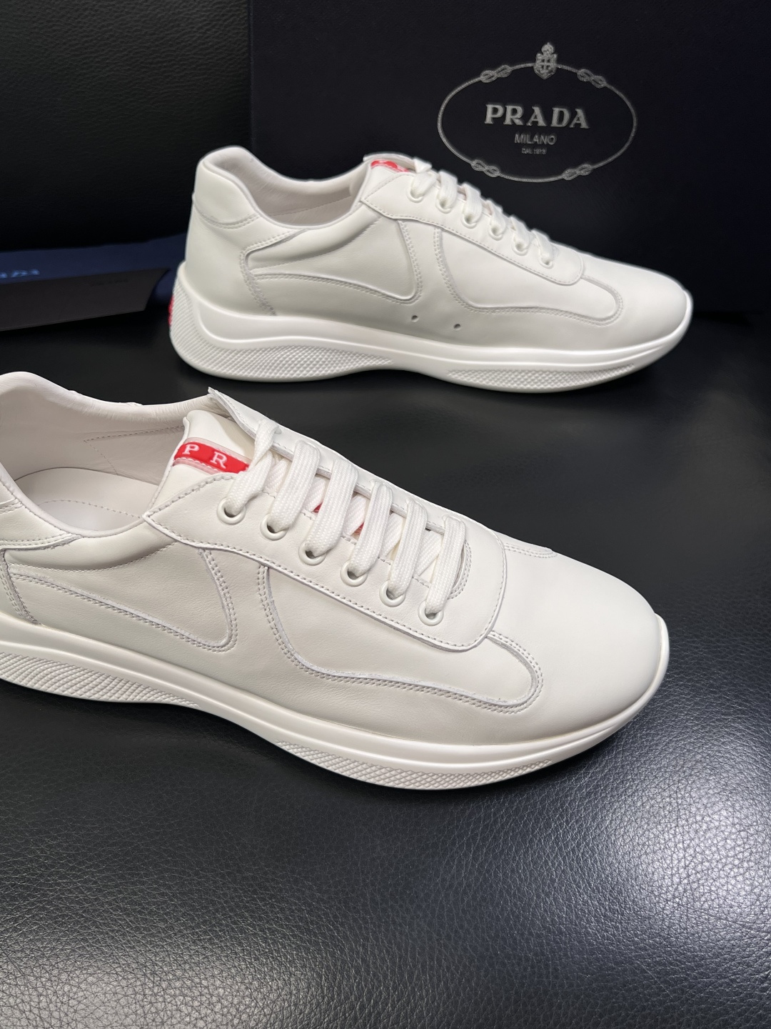Prada  高品质  顶级工艺品，普拉达 专柜同步，原厂配置意大利进口牛皮面料，进口牛皮内里垫，透气舒