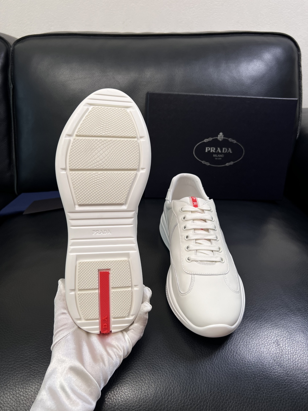 Prada  高品质  顶级工艺品，普拉达 专柜同步，原厂配置意大利进口牛皮面料，进口牛皮内里垫，透气舒