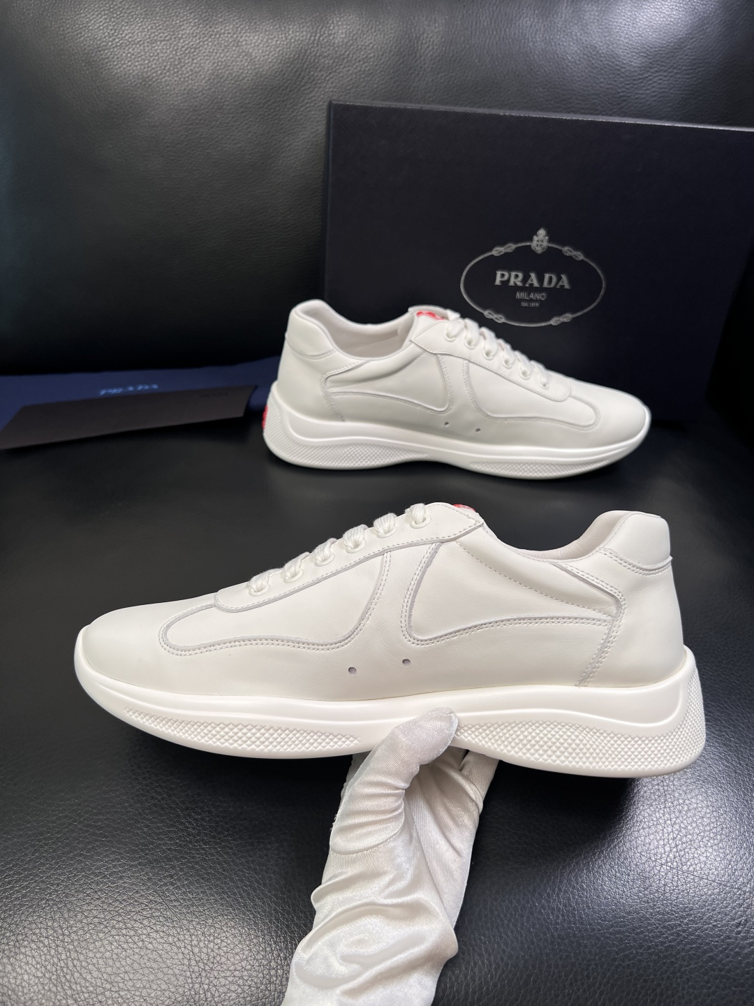 Prada  高品质  顶级工艺品，普拉达 专柜同步，原厂配置意大利进口牛皮面料，进口牛皮内里垫，透气舒