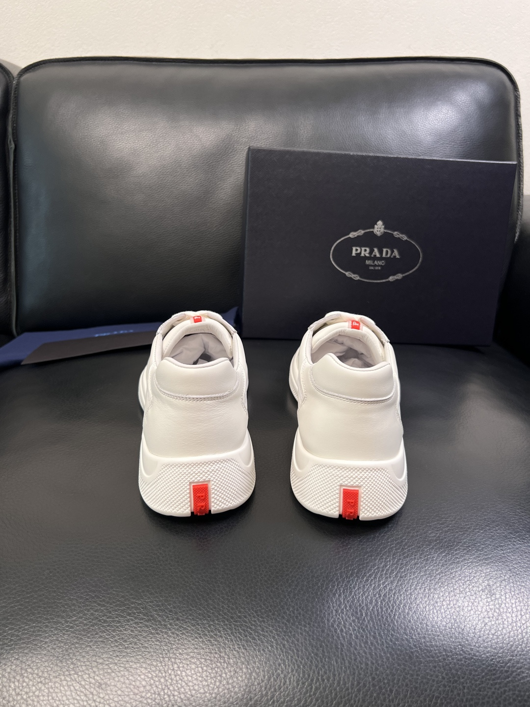 Prada  高品质  顶级工艺品，普拉达 专柜同步，原厂配置意大利进口牛皮面料，进口牛皮内里垫，透气舒