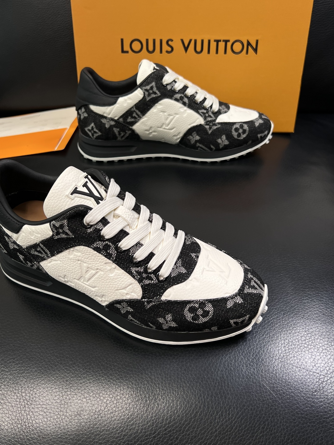 Lv  高品质  顶级工艺品  路易威登，运动板鞋专柜同步，鞋面意大利进口牛皮拼网面料，高品质拼接缤纷色