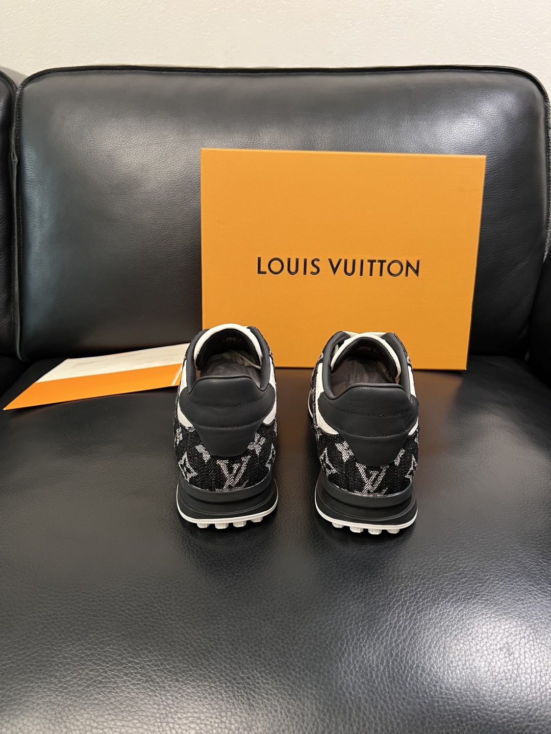Lv  高品质  顶级工艺品  路易威登，运动板鞋专柜同步，鞋面意大利进口牛皮拼网面料，高品质拼接缤纷色