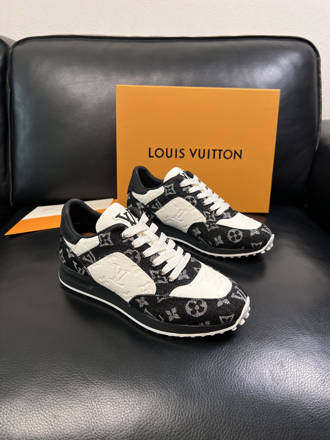 Lv  高品质  顶级工艺品  路易威登，运动板鞋专柜同步，鞋面意大利进口牛皮拼网面料，高品质拼接缤纷色