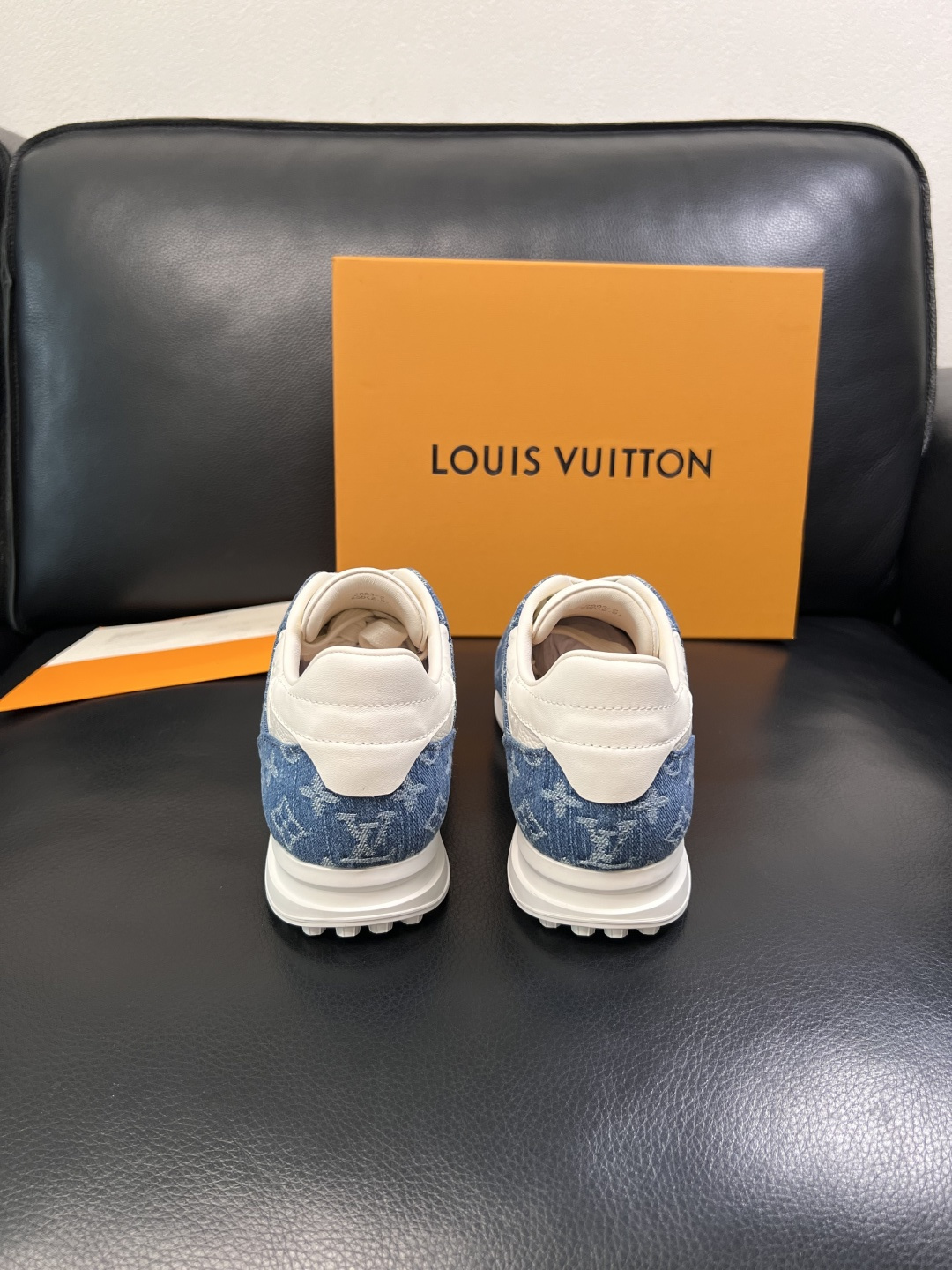 Lv  高品质  顶级工艺品  路易威登，运动板鞋专柜同步，鞋面意大利进口牛皮拼网面料，高品质拼接缤纷色