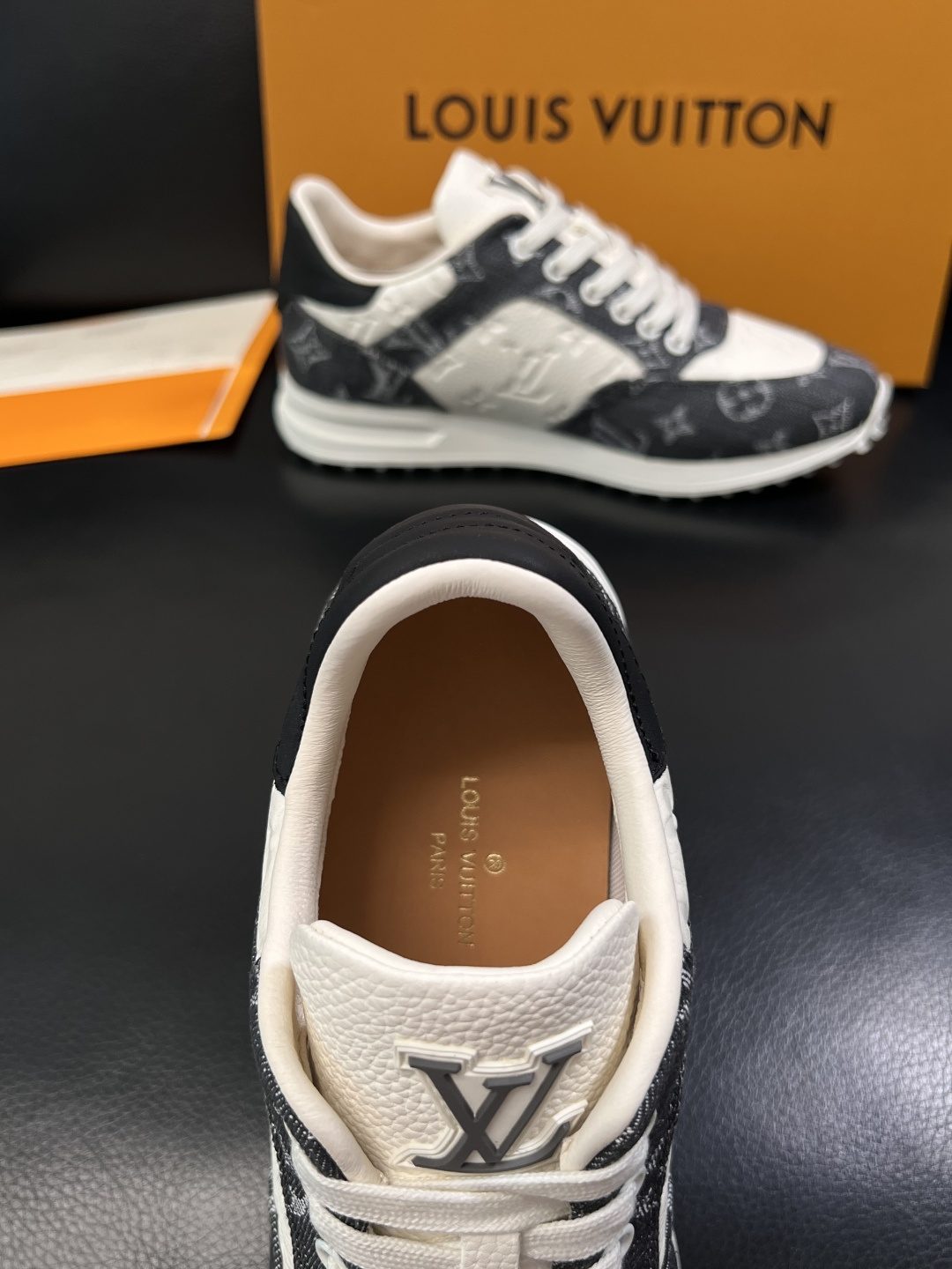 Lv  高品质  顶级工艺品  路易威登，运动板鞋专柜同步，鞋面意大利进口牛皮拼网面料，高品质拼接缤纷色