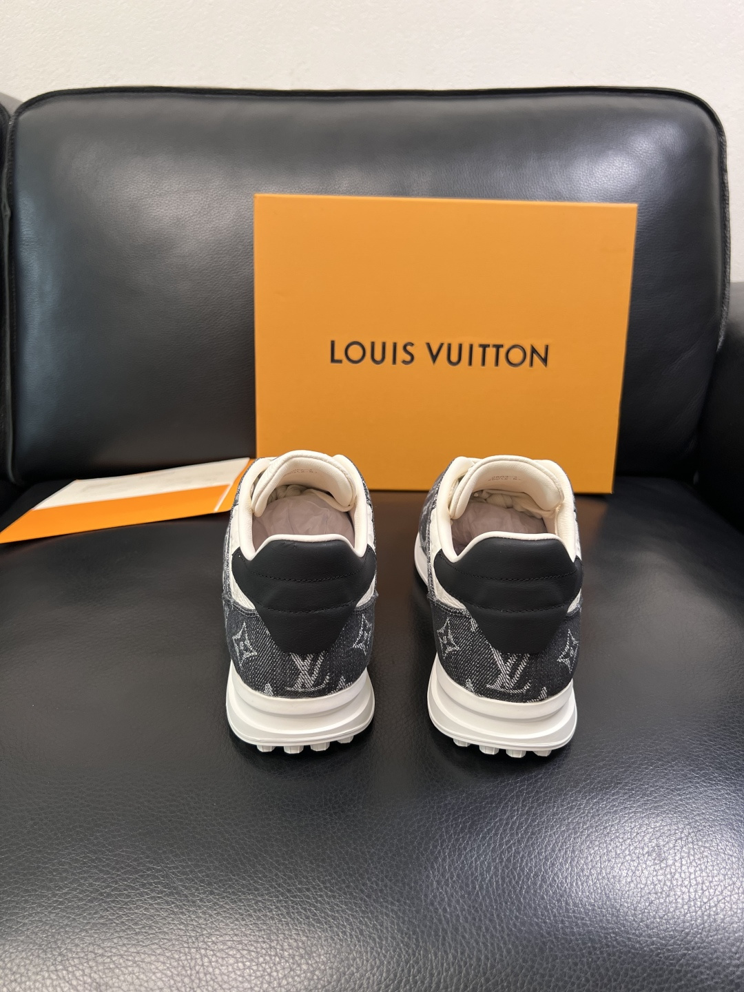 Lv  高品质  顶级工艺品  路易威登，运动板鞋专柜同步，鞋面意大利进口牛皮拼网面料，高品质拼接缤纷色