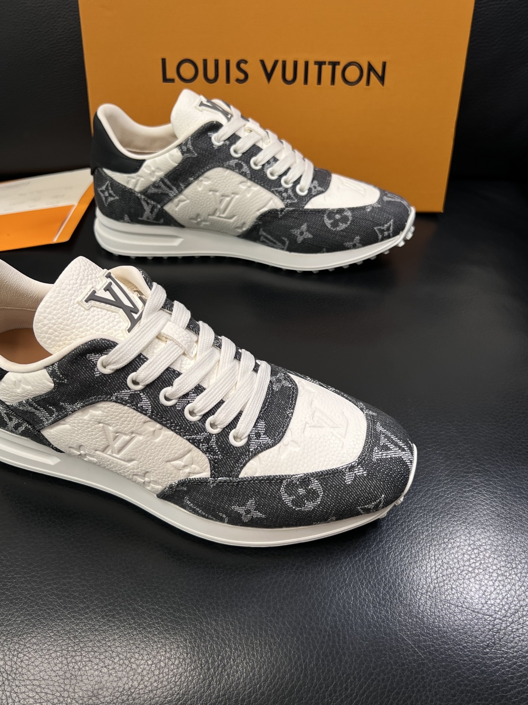 Lv  高品质  顶级工艺品  路易威登，运动板鞋专柜同步，鞋面意大利进口牛皮拼网面料，高品质拼接缤纷色