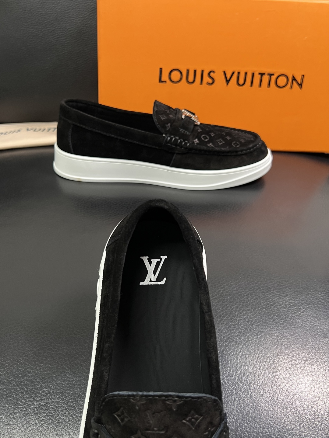 Lv  高品质  顶级工艺品  路易威登，运动板鞋专柜同步，鞋面意大利进口，高品质拼接缤纷色彩复杂工艺品