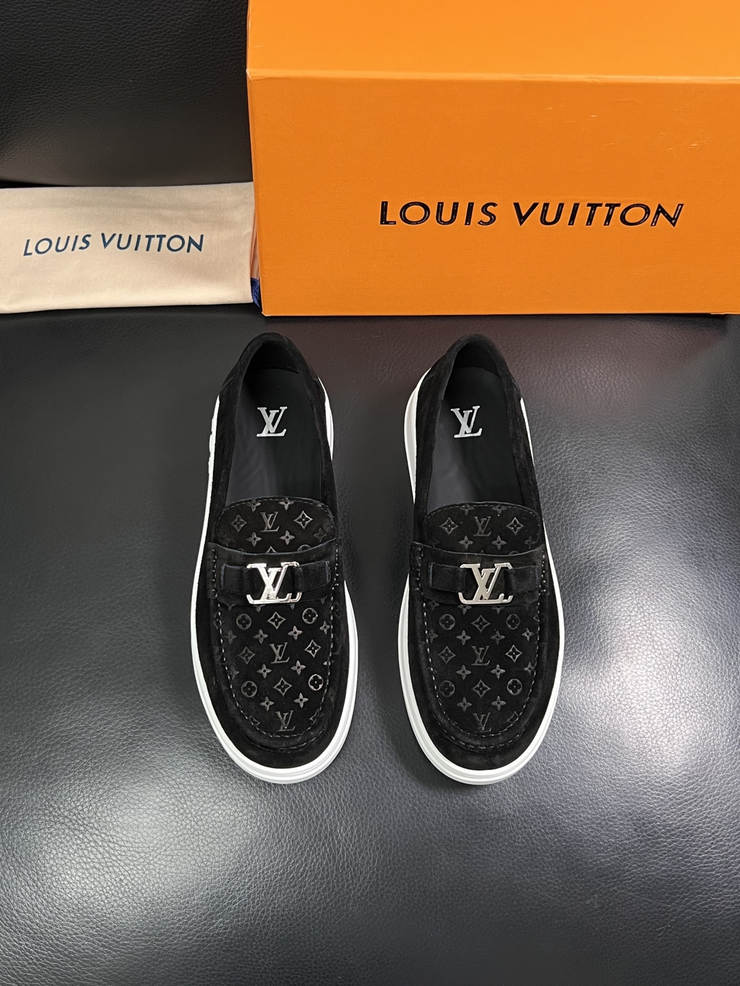 Lv  高品质  顶级工艺品  路易威登，运动板鞋专柜同步，鞋面意大利进口，高品质拼接缤纷色彩复杂工艺品