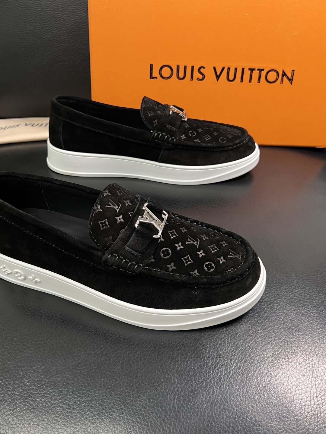 Lv  高品质  顶级工艺品  路易威登，运动板鞋专柜同步，鞋面意大利进口，高品质拼接缤纷色彩复杂工艺品