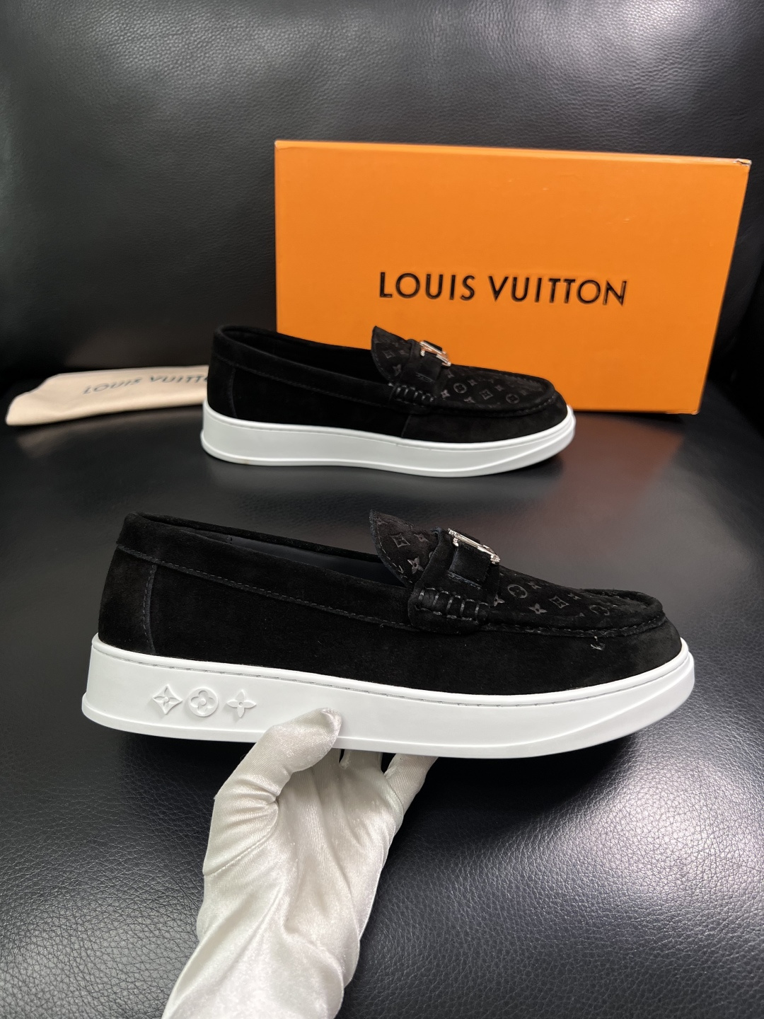 Lv  高品质  顶级工艺品  路易威登，运动板鞋专柜同步，鞋面意大利进口，高品质拼接缤纷色彩复杂工艺品