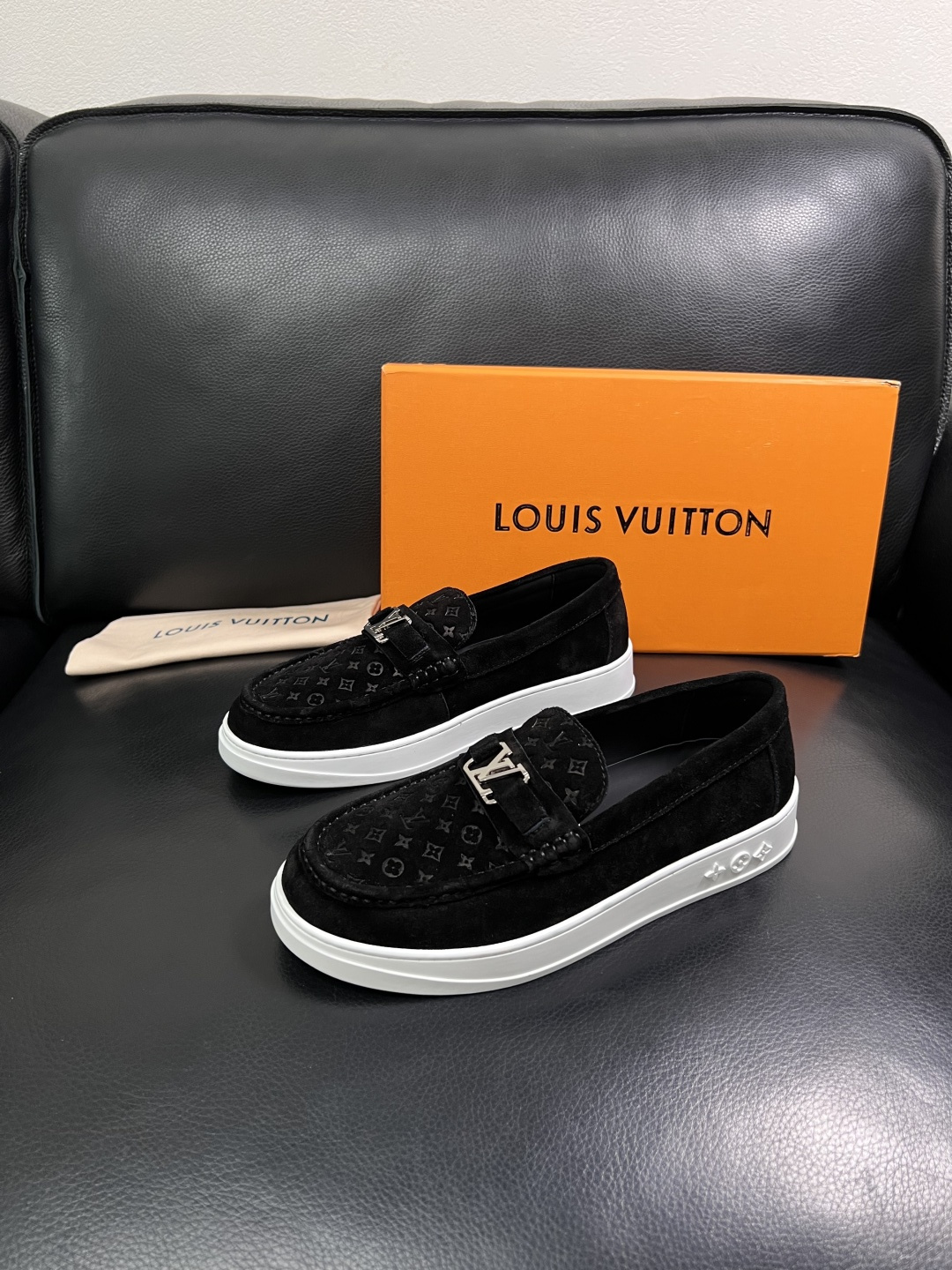 Lv  高品质  顶级工艺品  路易威登，运动板鞋专柜同步，鞋面意大利进口，高品质拼接缤纷色彩复杂工艺品