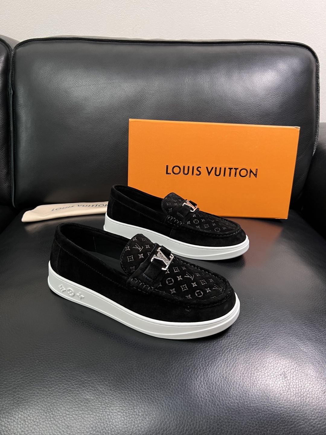 Lv  高品质  顶级工艺品  路易威登，运动板鞋专柜同步，鞋面意大利进口，高品质拼接缤纷色彩复杂工艺品