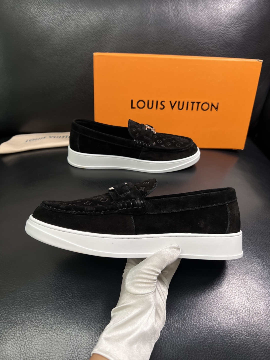 Lv  高品质  顶级工艺品  路易威登，运动板鞋专柜同步，鞋面意大利进口，高品质拼接缤纷色彩复杂工艺品
