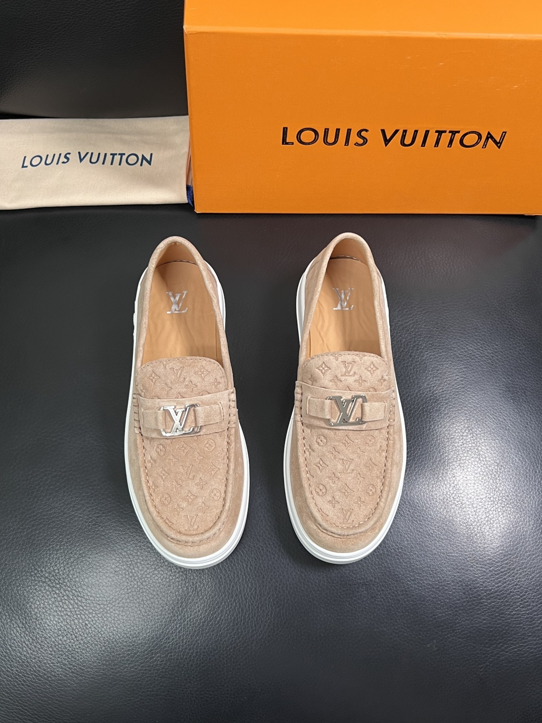 Lv  高品质  顶级工艺品  路易威登，运动板鞋专柜同步，鞋面意大利进口，高品质拼接缤纷色彩复杂工艺品