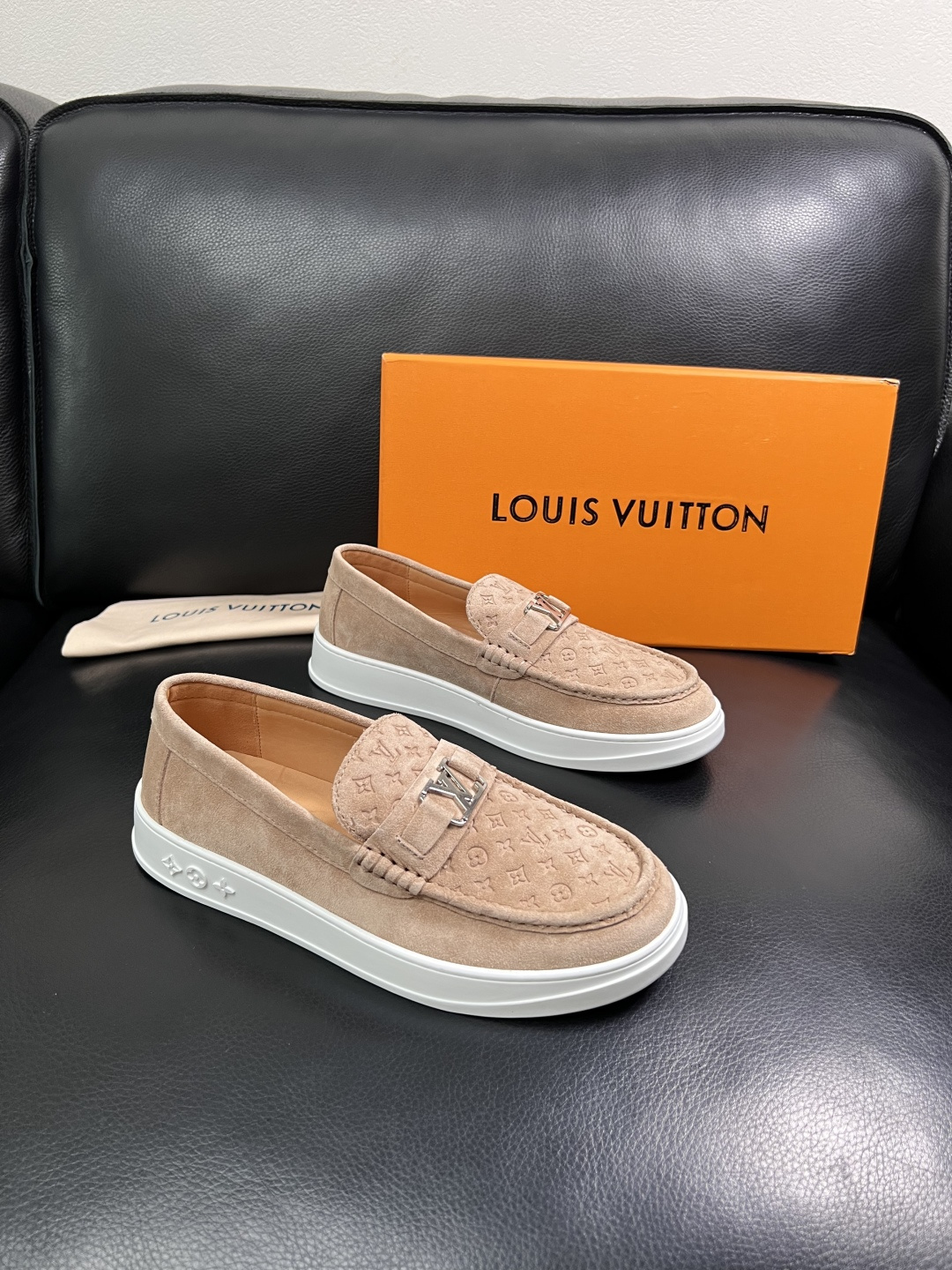 Lv  高品质  顶级工艺品  路易威登，运动板鞋专柜同步，鞋面意大利进口，高品质拼接缤纷色彩复杂工艺品