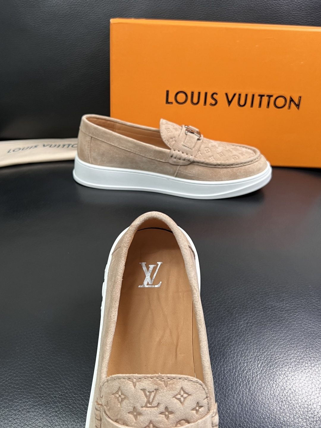 Lv  高品质  顶级工艺品  路易威登，运动板鞋专柜同步，鞋面意大利进口，高品质拼接缤纷色彩复杂工艺品