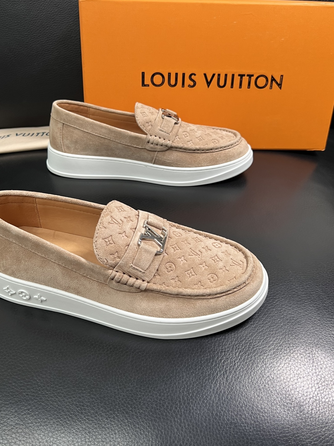 Lv  高品质  顶级工艺品  路易威登，运动板鞋专柜同步，鞋面意大利进口，高品质拼接缤纷色彩复杂工艺品
