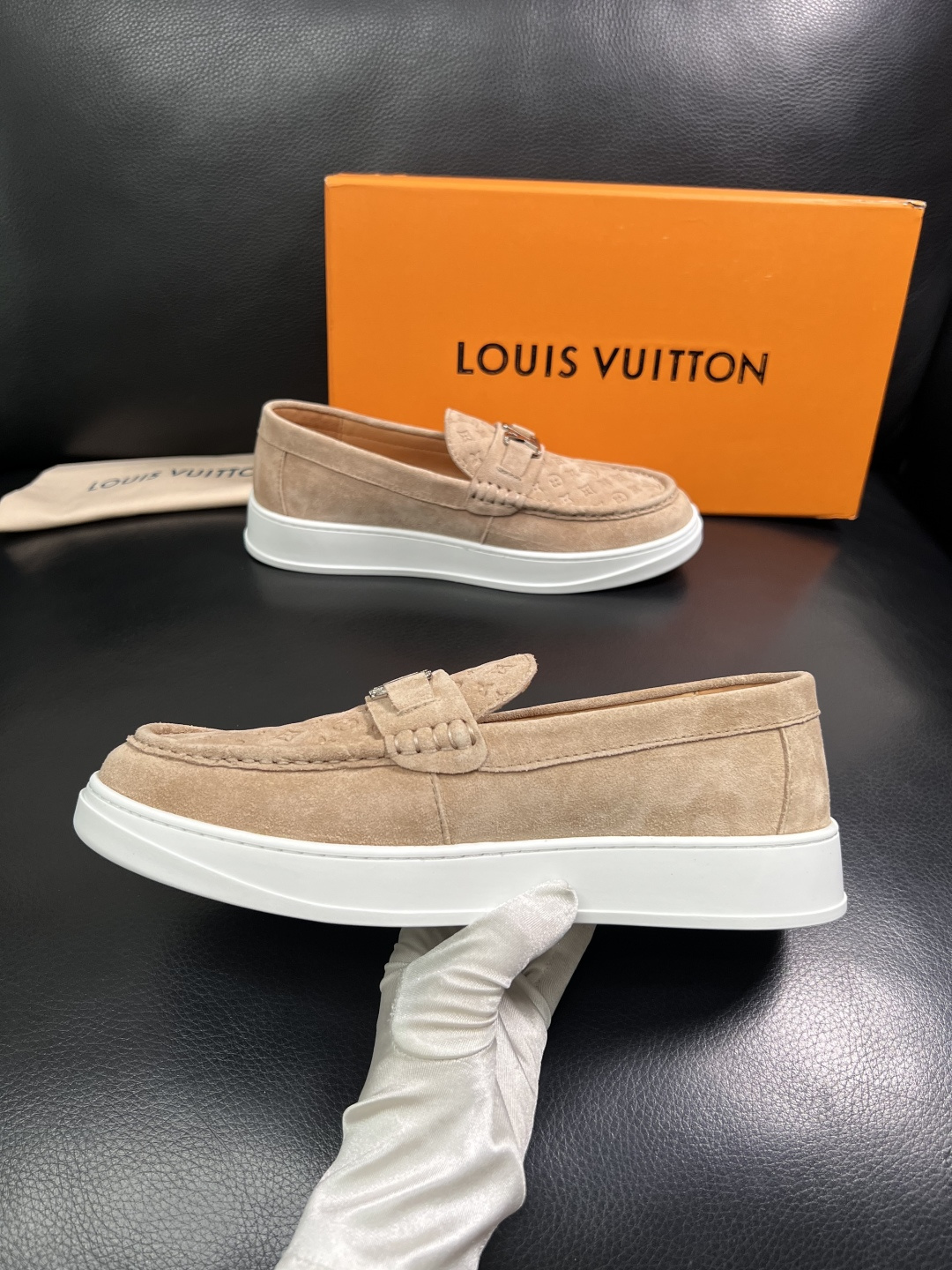 Lv  高品质  顶级工艺品  路易威登，运动板鞋专柜同步，鞋面意大利进口，高品质拼接缤纷色彩复杂工艺品