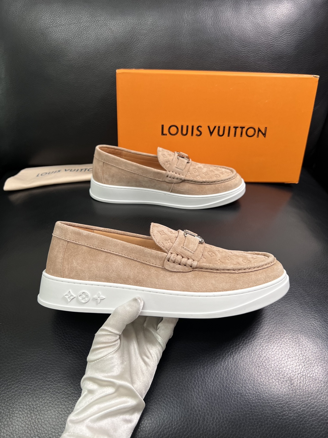 Lv  高品质  顶级工艺品  路易威登，运动板鞋专柜同步，鞋面意大利进口，高品质拼接缤纷色彩复杂工艺品