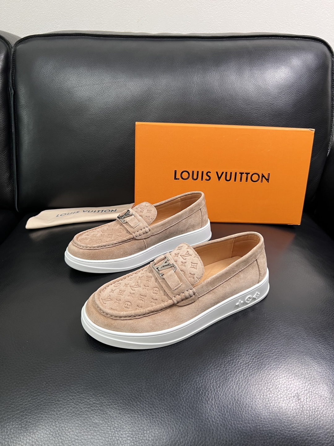 Lv  高品质  顶级工艺品  路易威登，运动板鞋专柜同步，鞋面意大利进口，高品质拼接缤纷色彩复杂工艺品