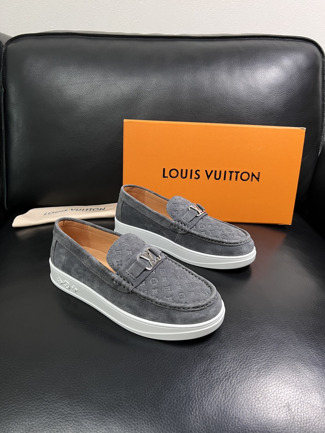 Lv  高品质  顶级工艺品  路易威登，运动板鞋专柜同步，鞋面意大利进口，高品质拼接缤纷色彩复杂工艺品