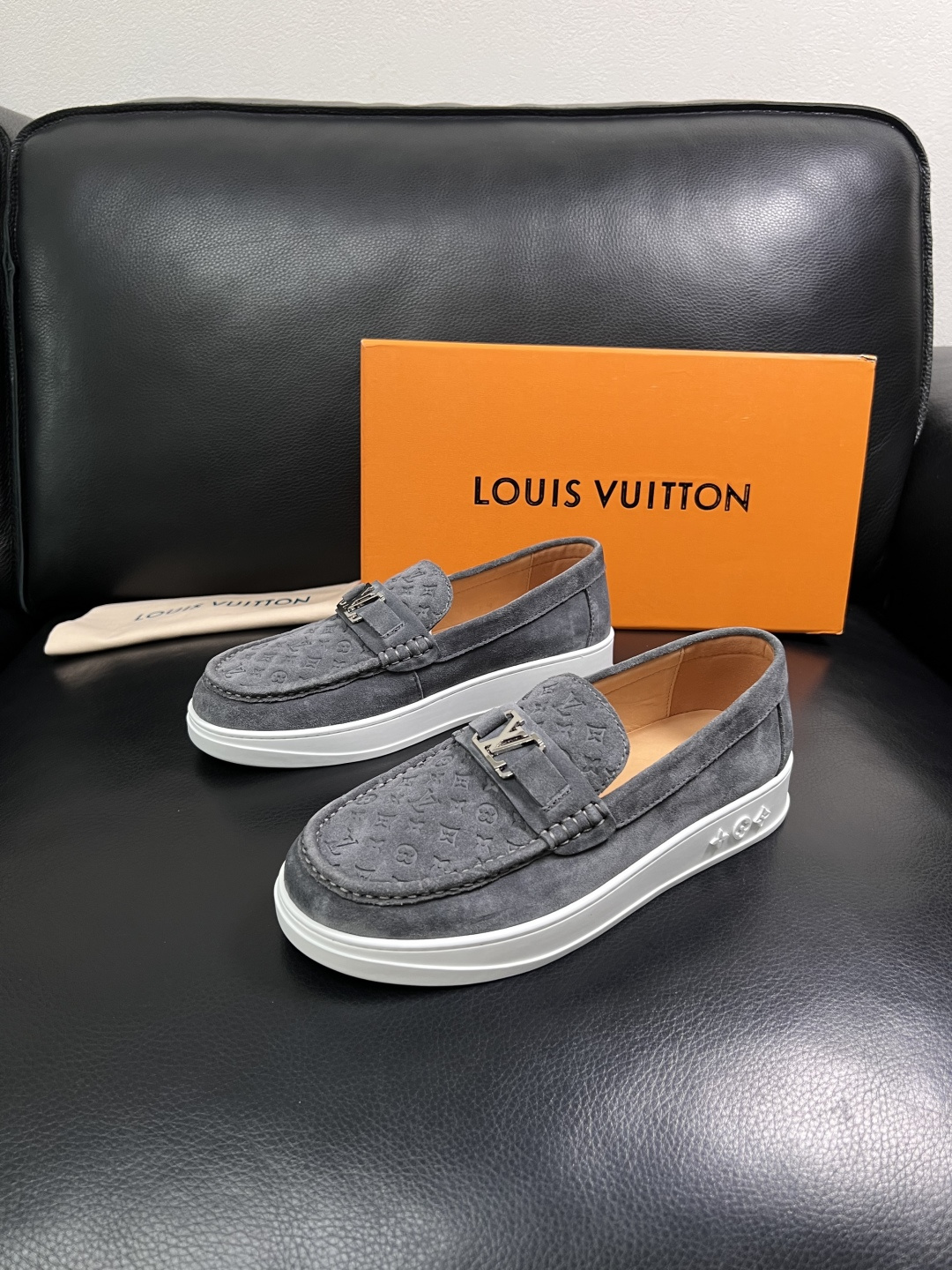 Lv  高品质  顶级工艺品  路易威登，运动板鞋专柜同步，鞋面意大利进口，高品质拼接缤纷色彩复杂工艺品