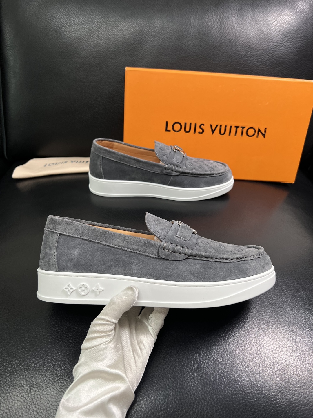 Lv  高品质  顶级工艺品  路易威登，运动板鞋专柜同步，鞋面意大利进口，高品质拼接缤纷色彩复杂工艺品