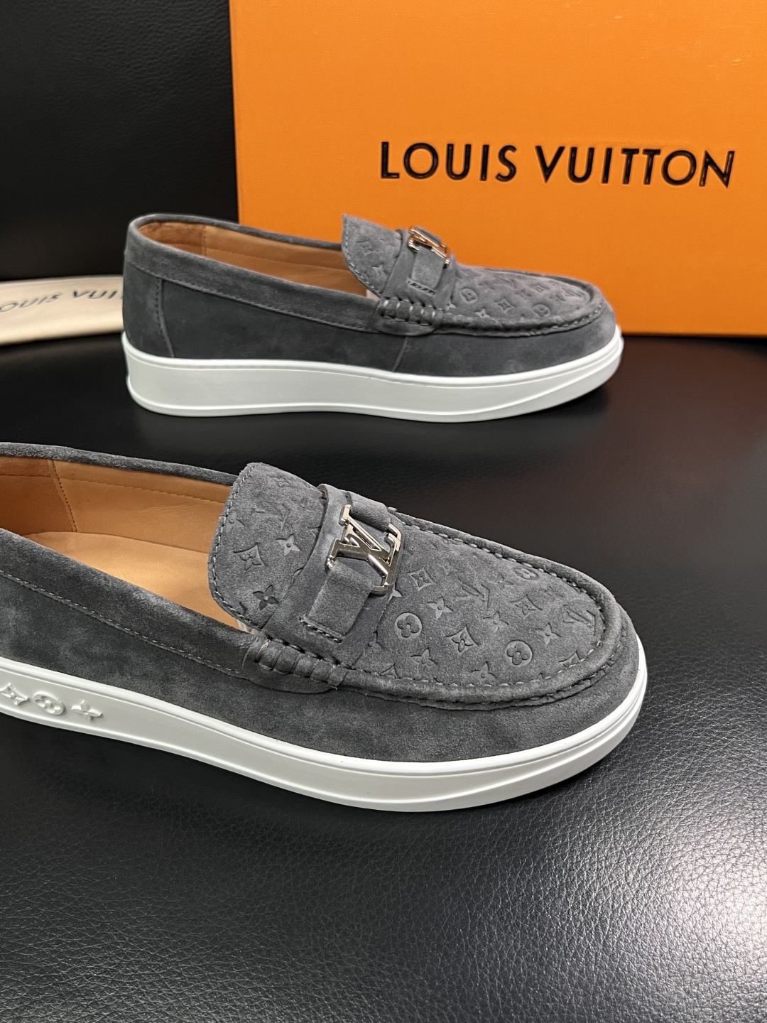 Lv  高品质  顶级工艺品  路易威登，运动板鞋专柜同步，鞋面意大利进口，高品质拼接缤纷色彩复杂工艺品