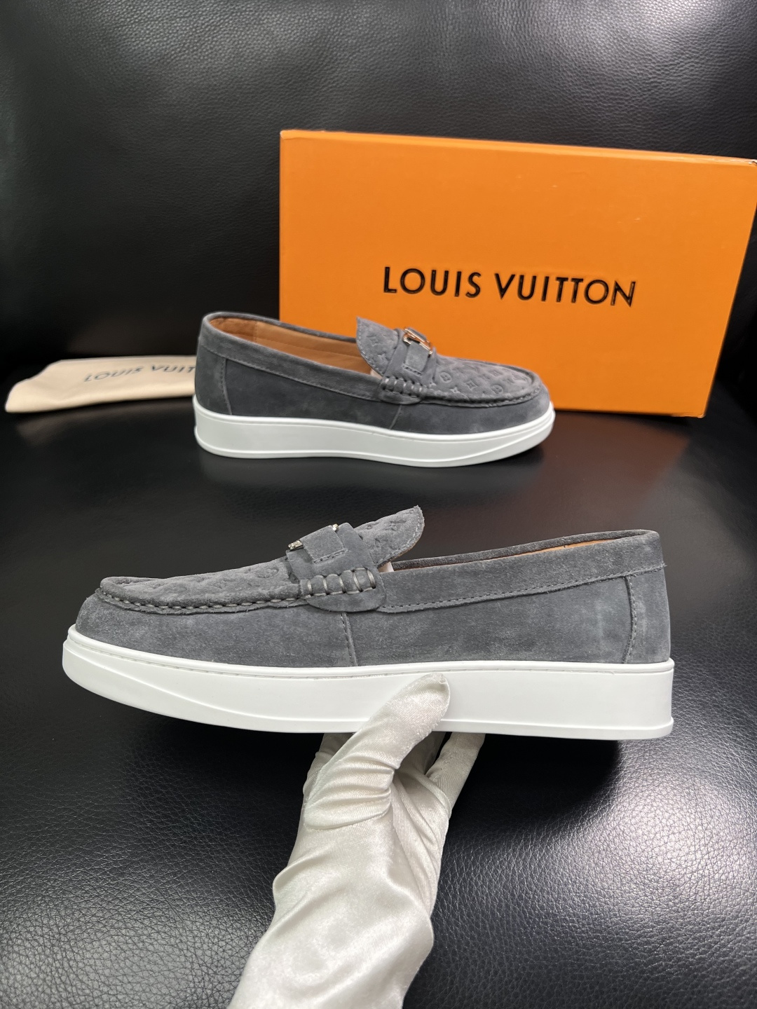 Lv  高品质  顶级工艺品  路易威登，运动板鞋专柜同步，鞋面意大利进口，高品质拼接缤纷色彩复杂工艺品
