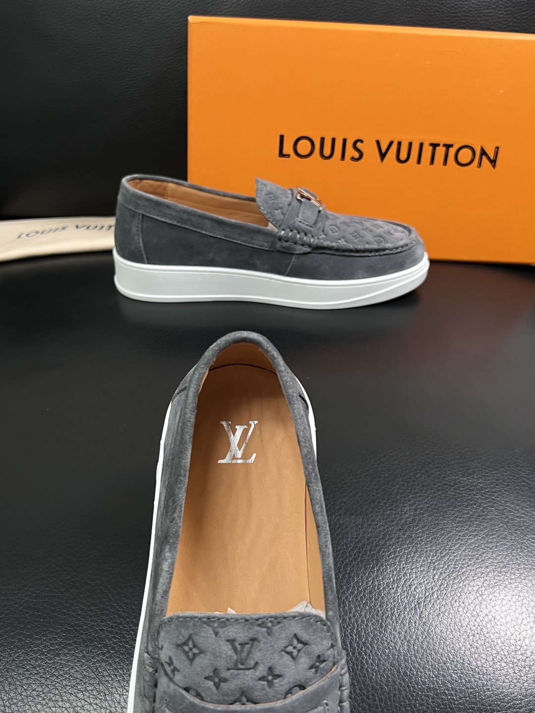 Lv  高品质  顶级工艺品  路易威登，运动板鞋专柜同步，鞋面意大利进口，高品质拼接缤纷色彩复杂工艺品