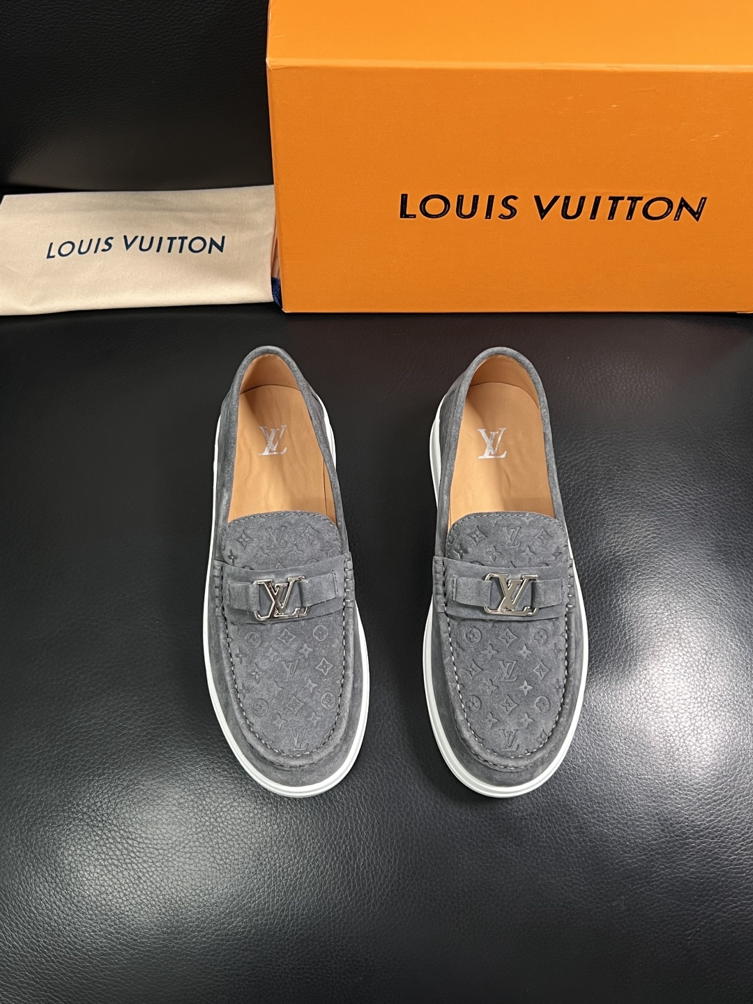 Lv  高品质  顶级工艺品  路易威登，运动板鞋专柜同步，鞋面意大利进口，高品质拼接缤纷色彩复杂工艺品