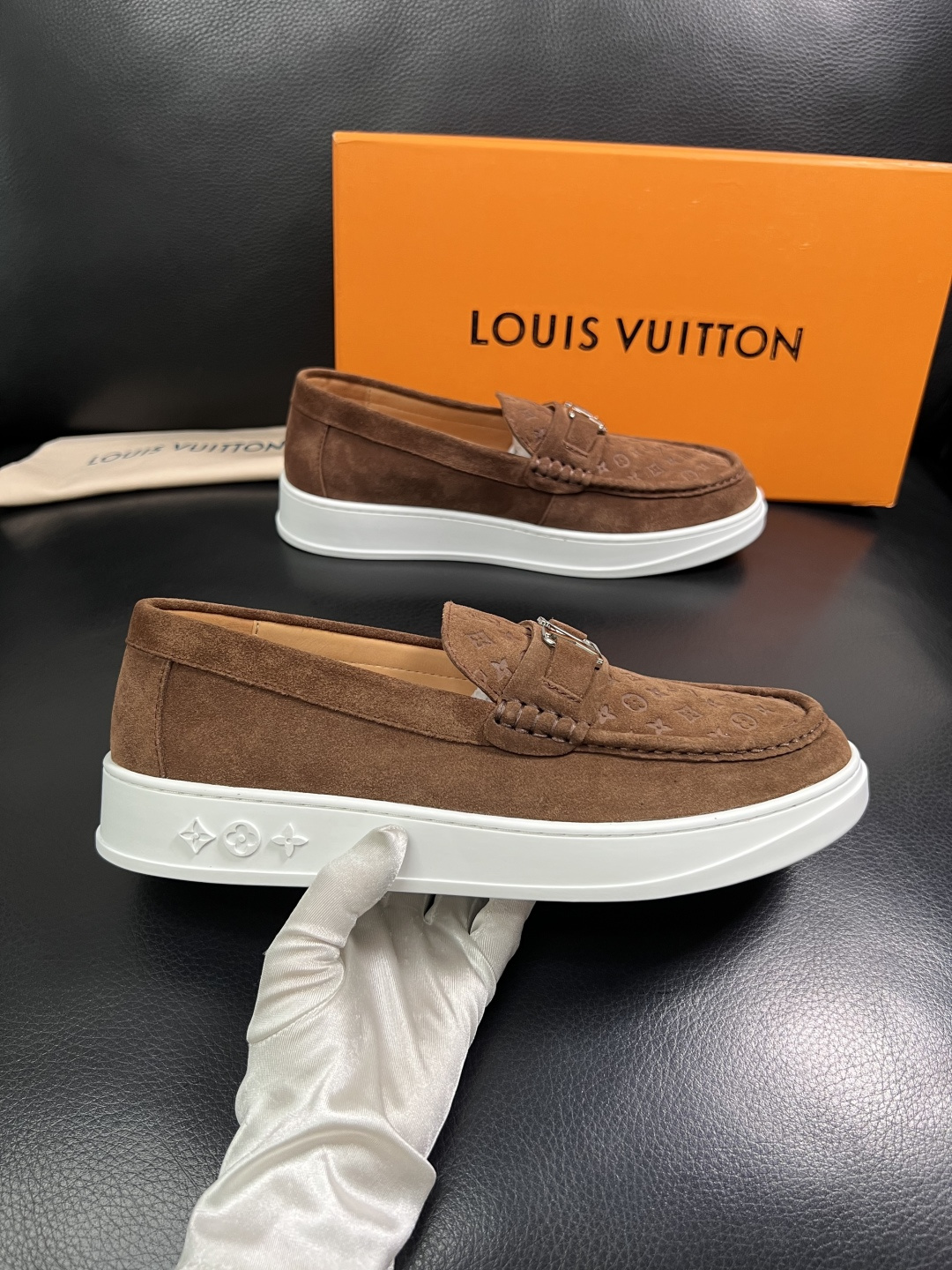 Lv  高品质  顶级工艺品  路易威登，运动板鞋专柜同步，鞋面意大利进口，高品质拼接缤纷色彩复杂工艺品