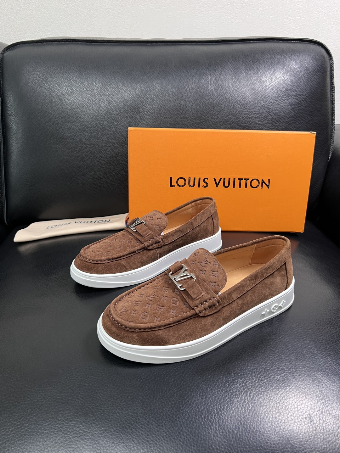 Lv  高品质  顶级工艺品  路易威登，运动板鞋专柜同步，鞋面意大利进口，高品质拼接缤纷色彩复杂工艺品