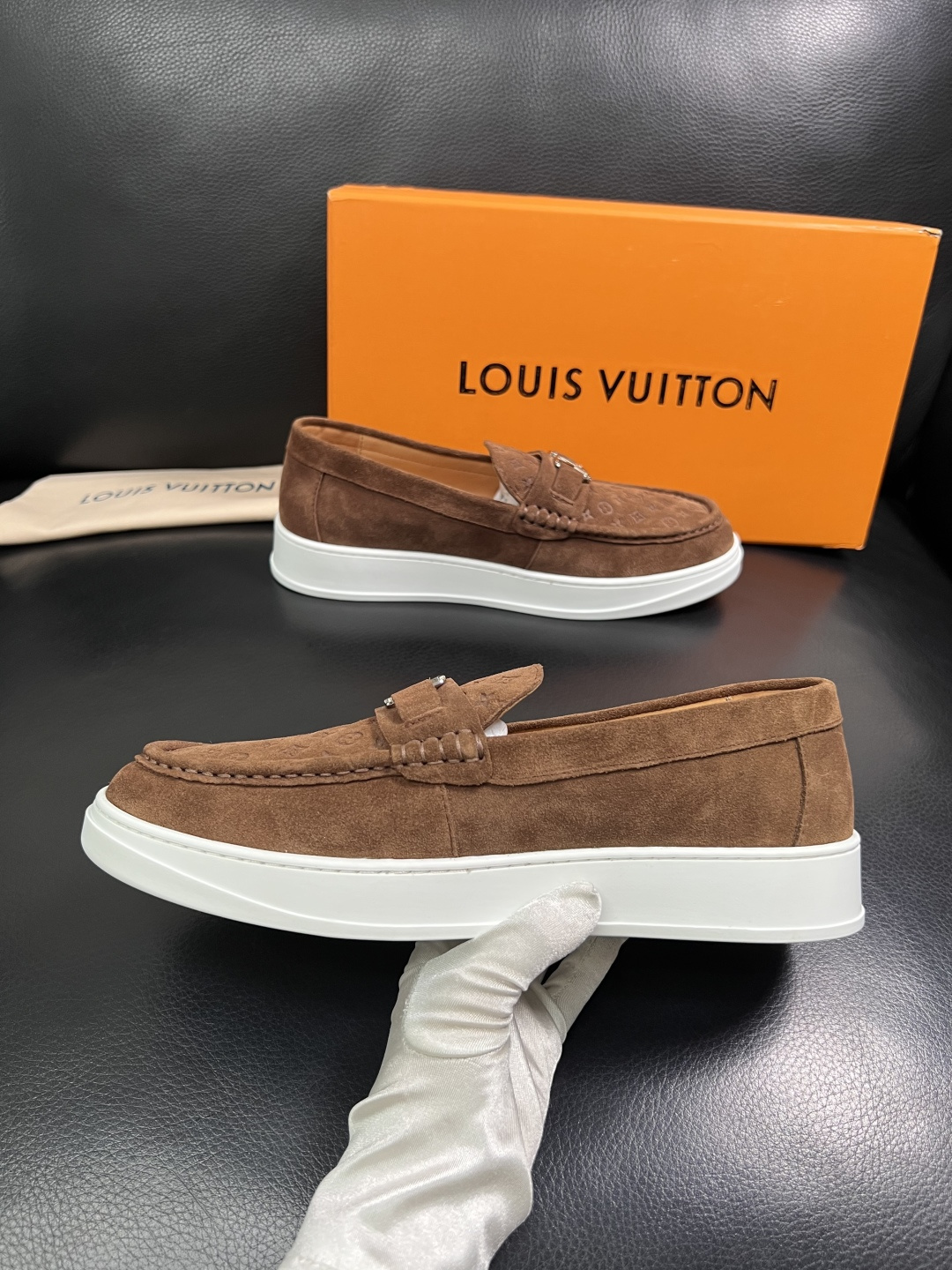 Lv  高品质  顶级工艺品  路易威登，运动板鞋专柜同步，鞋面意大利进口，高品质拼接缤纷色彩复杂工艺品