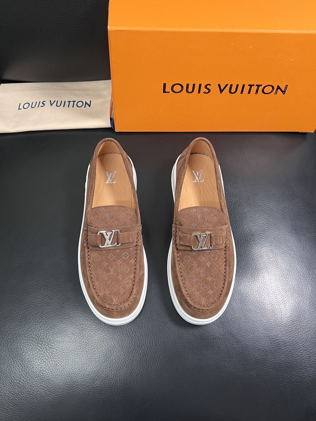 Lv  高品质  顶级工艺品  路易威登，运动板鞋专柜同步，鞋面意大利进口，高品质拼接缤纷色彩复杂工艺品